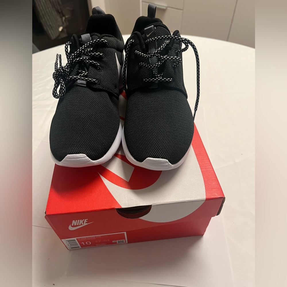 Nike Women’s Roche Run Size 10